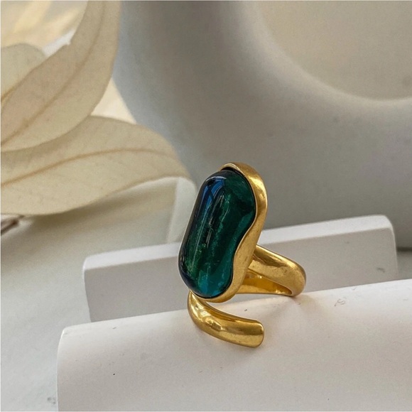 Gorgeous 18K Gold Inspired Emerald Green Adjustable Cocktail Ring 💍 - Picture 1 of 6